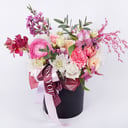 Шляпная коробка с цветами «Нежные прикосновения» из роз и эустом