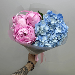 Букет «Ароматные пионы Сара с синей гортензией»