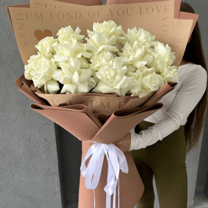 Букет из французских роз с оформлением