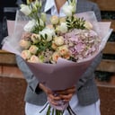 Букет «Улыбка любви» из роз и эустом