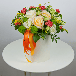 Milk and honey: Hat box with cream Roses