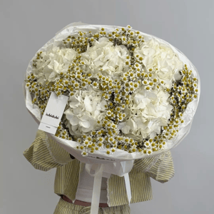 Букет «Гортензии белые с кустовыми ромашками в миксе»