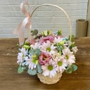 Корзина с цветами «Кокетка» из эустом и хризантем