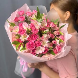 Букет с кустовыми розами и альстромерией