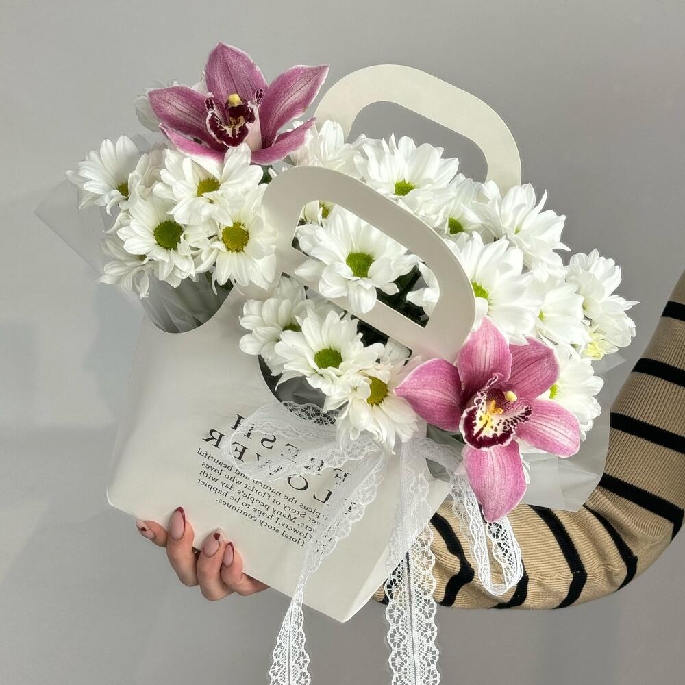 Букет «Сумочка с хризантемой и орхидеей»