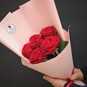 Монобукет из 5 красных роз 50 см