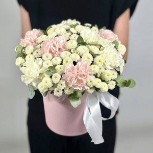 Шляпная коробка с цветами «Нежные краски» из хризантем и гвоздик