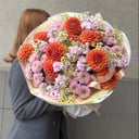 Яркий букет для важного повода из экзотических цветов и ромашек