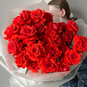 Монобукет из ало-красных французски роз.