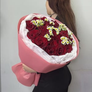 Букет «19 красных роз и ромашка»