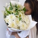 Букет "Белые flowers" из альстромерий и хризантем