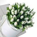 Шляпная коробка с цветами «Белые гладкие тюльпаны 35»