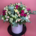 Шляпная коробка с цветами «Композиция Шик» из роз и альстромерий