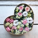 Подарочный набор «Маленькое сердце с хлопком и печеньем» из роз и гвоздик