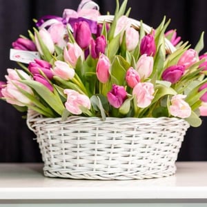 Корзина с тюльпанами