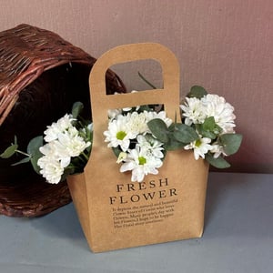 Букет «Комплимент с ромашками» из хризантем