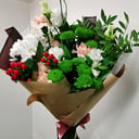 Букет «Красавчик 11» из гвоздик и хризантем