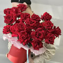 Шляпная коробка с цветами «Целестина 25 красных французских роз»