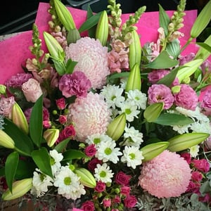 Букет «Несравненная яркость» из лилий и экзотических цветов