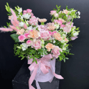 Цветы в шляпной коробке "Пудра" из роз и гвоздик