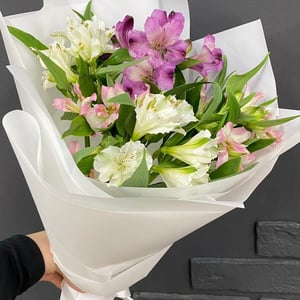 Букет «Комплимент из альстромерии»