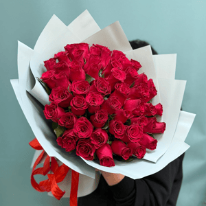 Букет 51 красная роза в оформлении