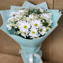 Букет «Летняя мечта» из хризантем и ромашек