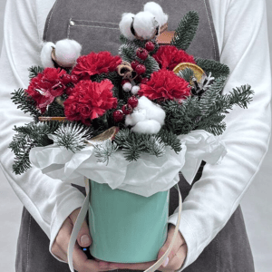 Новогодняя композиция с диантусом из гвоздик