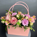 Коробка с цветами «Сборная композиция в сумочке» из роз и гвоздик