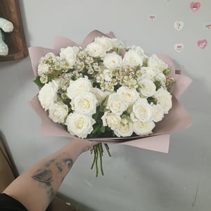 Букет кустовых роз 9шт с ваксфлауэром