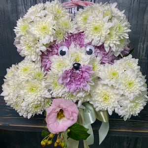 Корзина с цветами «Мишка из кустовой хризантемы»