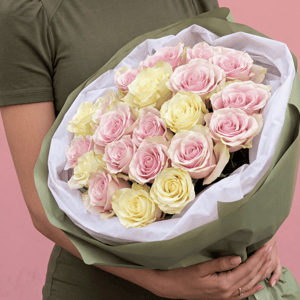 Букет из 25 бело-розовых роз