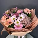 Букет «Пудровая Мечта» из гербер и гвоздик