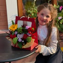 Коробка с цветами «Сумочка "Яркая" с подсолнухом» из экзотических цветов и роз