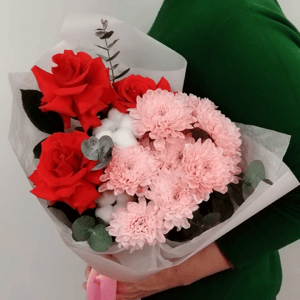 Букет "Алые паруса" из роз и хризантем