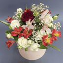 Шляпная коробка с цветами «Букет извоз, альстромерий и гипсофил»