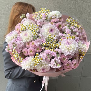 Букет с георгинами и ромашками