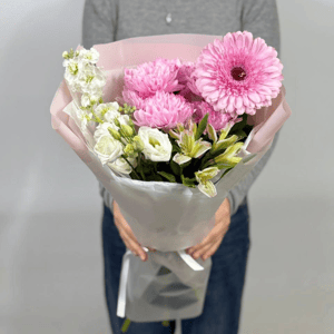 Букет «Люблю тебя» из эустом и хризантем