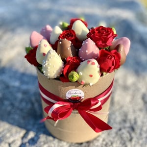 Шляпная коробка с цветами S