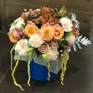 Шляпная коробка с цветами «Осирия» из роз и гвоздик