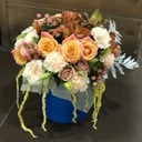 Шляпная коробка с цветами «Осирия» из роз и гвоздик