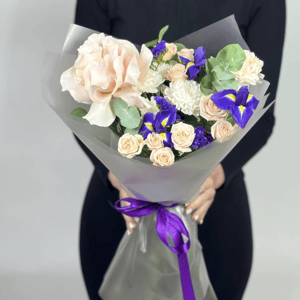 Букет «Мери» из роз и ирисов