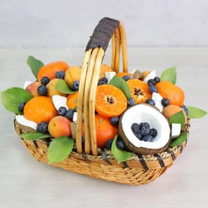 Корзина с мандаринками и кокосом