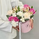 Шляпная коробка с цветами «Bubble tea коробка с розами и альстромер»