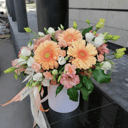 Шляпная коробка с цветами «Теплая встреча» из эустом и роз