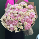 Букет из диантуса и кустовой розы