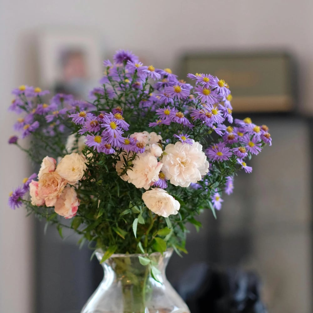 Flores en jarrón en casa