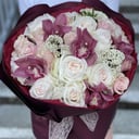 Букет «Охотник любви» из роз и орхидей