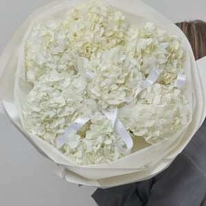 Воздушный букет из белых гортензий