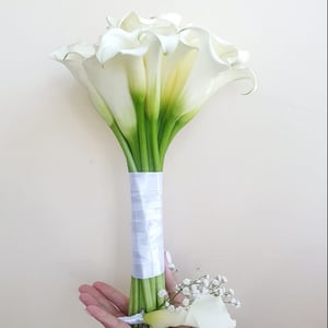 Букет невесты и бутоньерка из калл